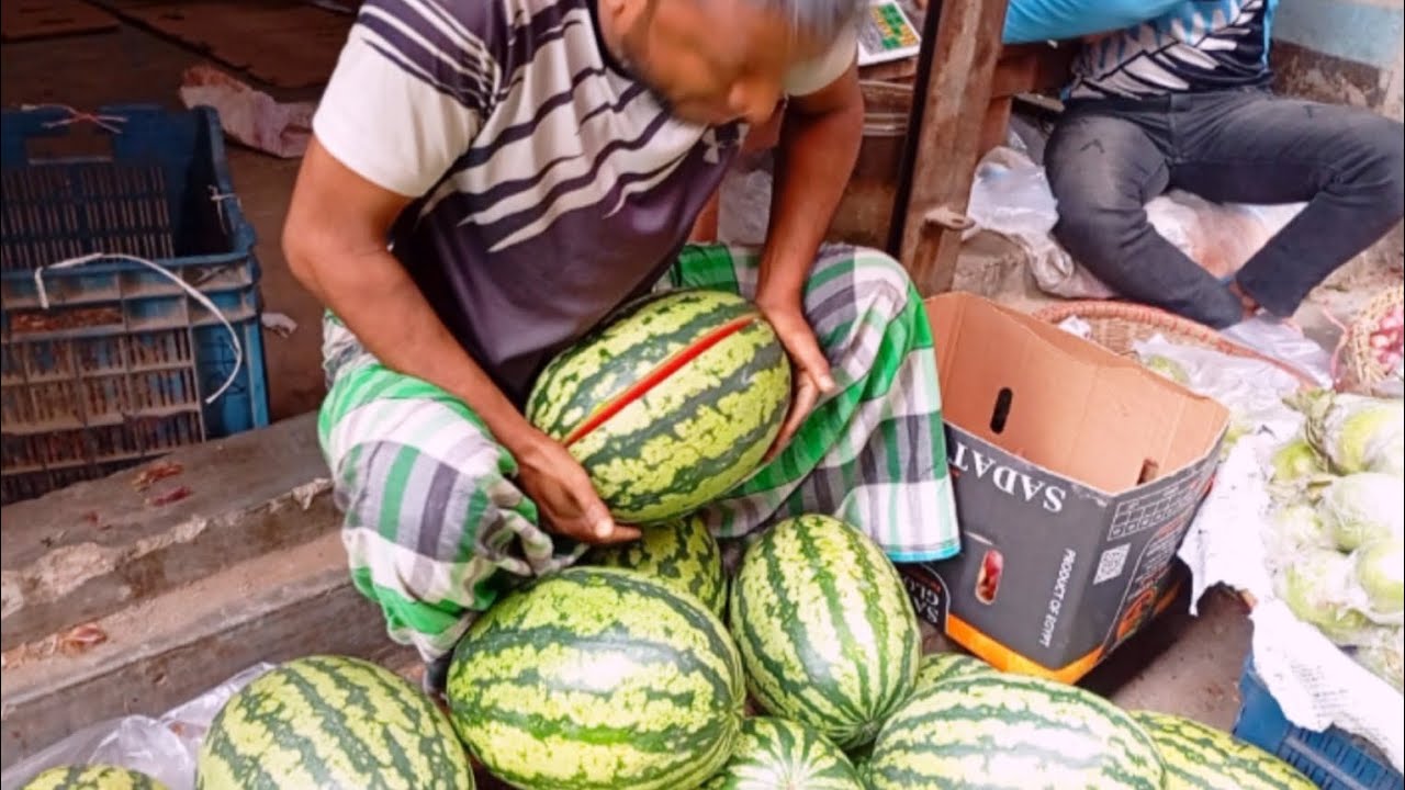 বাচ্চারা তরমুজ অনেক পছন্দ করে আজকে বাজার থেকে একটা তরমুজ নিয়ে আসছিলাম 