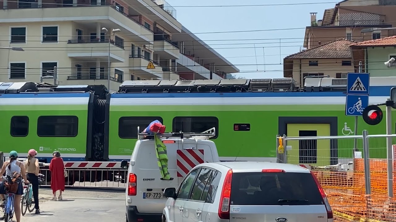 Passaggio a livello // Level crossing // (Laveno Mombello)