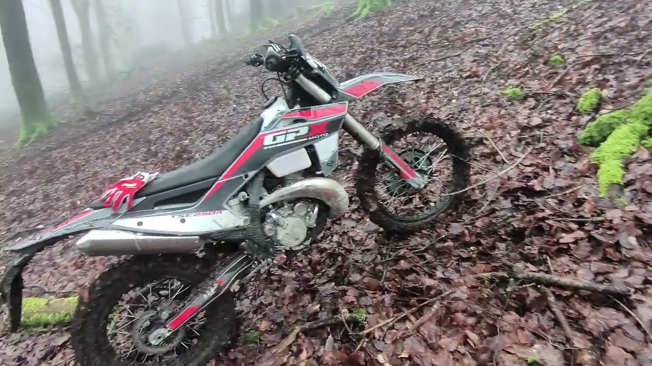 GPX 250R TSE 2026/7 в глуши леса в Вест-Хартинге, Великобритания. Рай для двухтактных двигателей! 😍