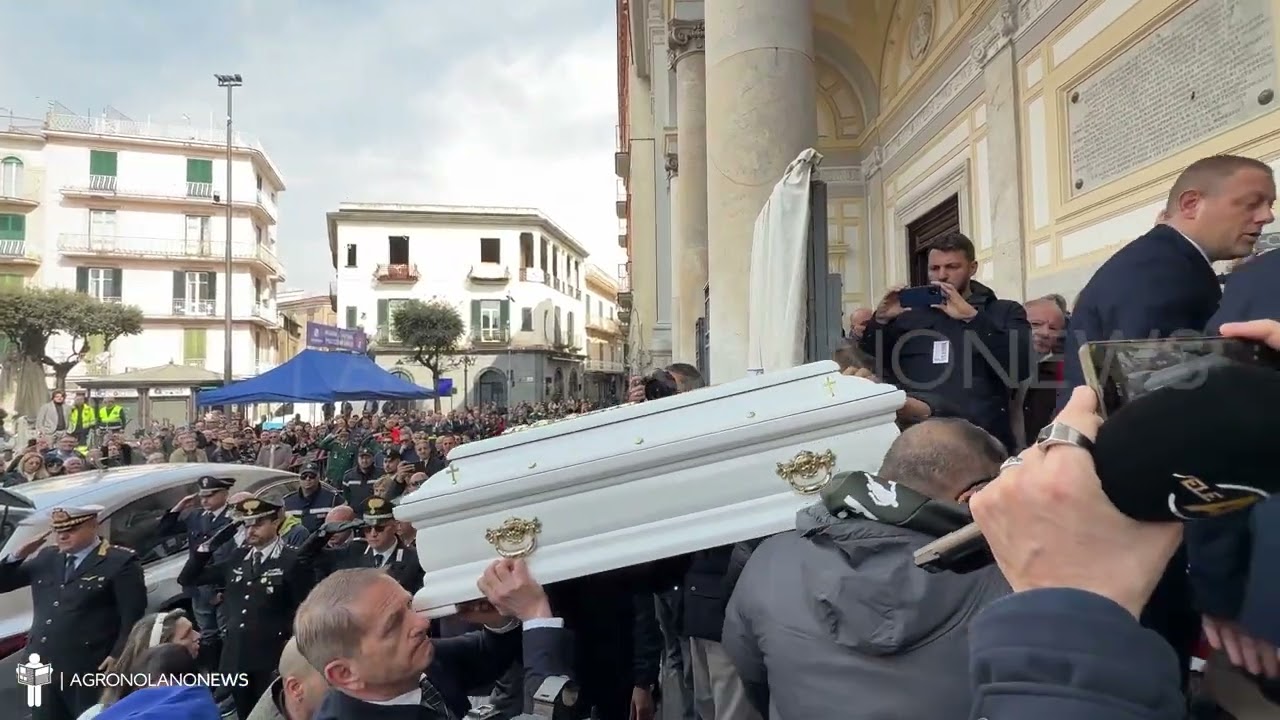 L'ultimo saluto al piccolo Domenico | L'arrivo della bara al Duomo di Nola