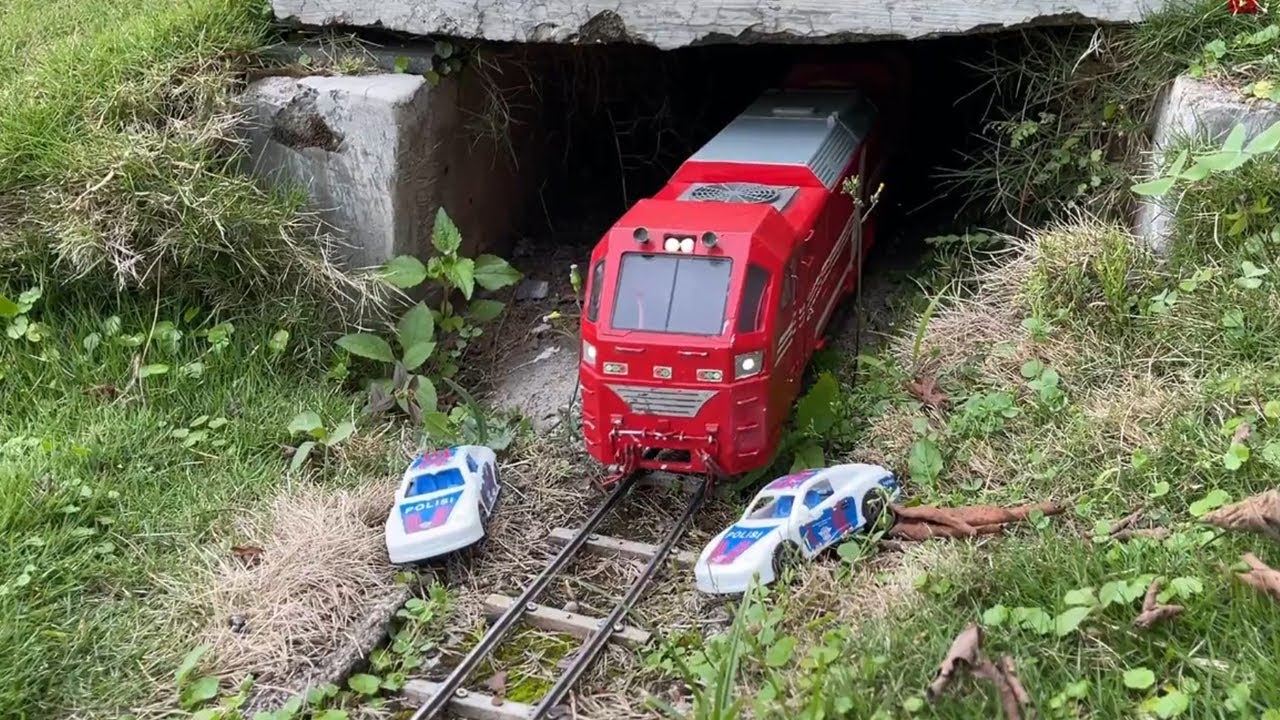 Merakit Mainan Kereta CC300 Anjlok Menabrak Mobil Polisi Kecil di Depan Terowongan - Miniatur Kereta