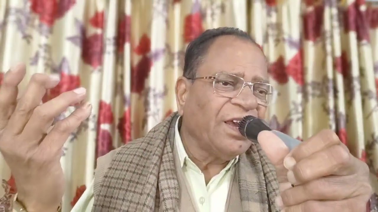 कुछ दूर हमारे साथ चलो हम दिल की कहानी कह देंगे समझे न जिसे तुम आँखों से वो बात जुबानी कह देंगे 