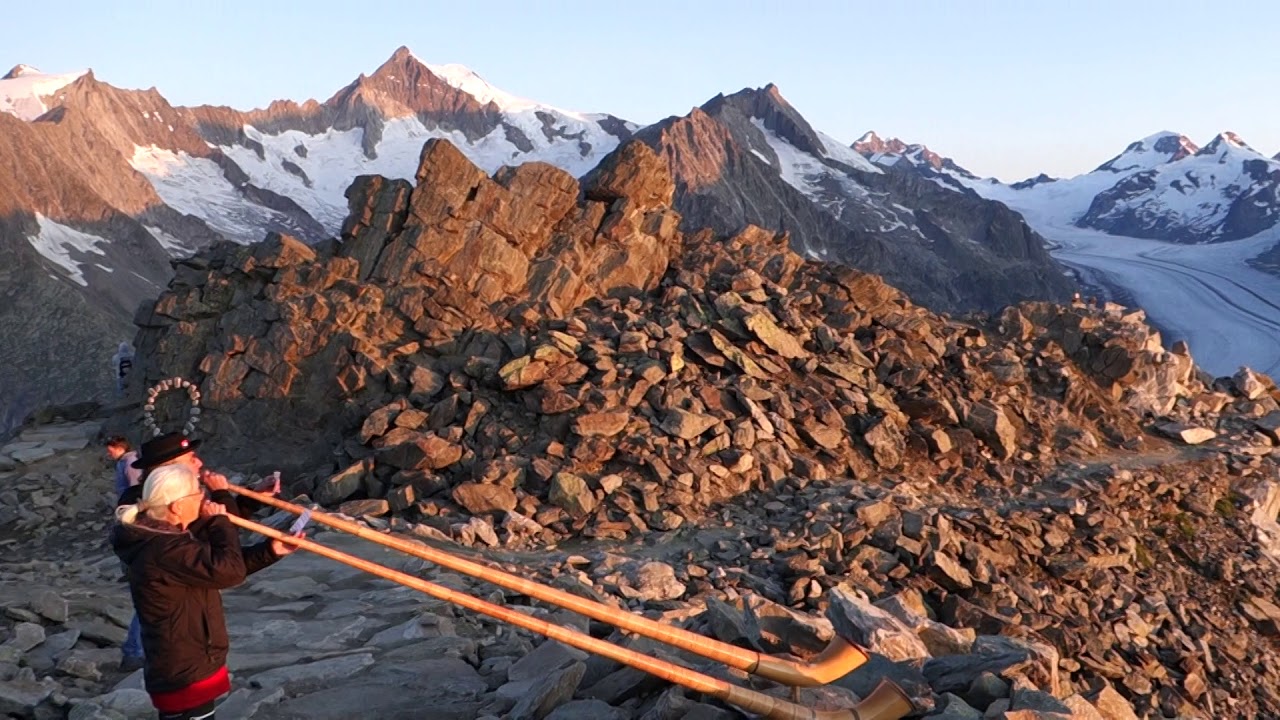 Sonnenaufgang mit Alphornblasen in den Walliser Alpen