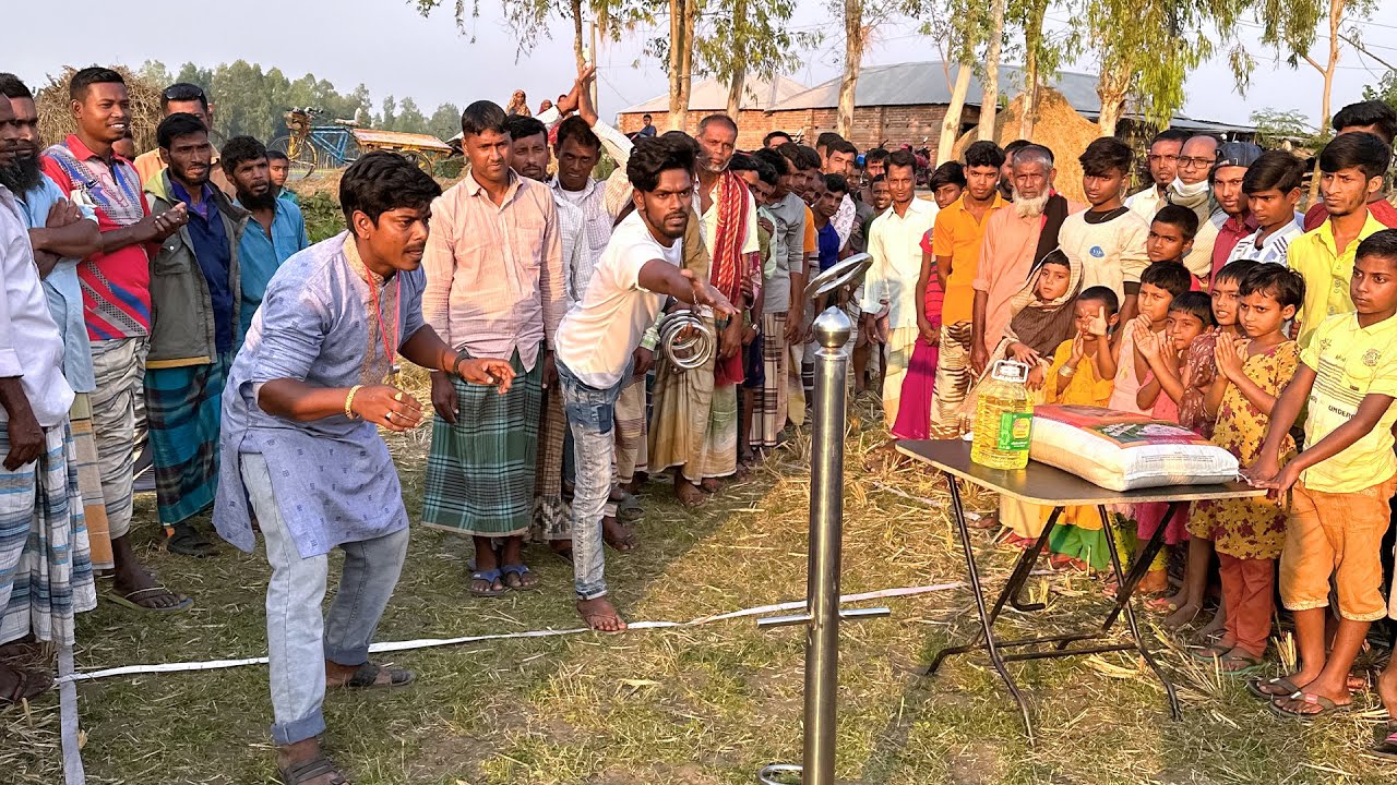 রিং ছুড়ে চালের বস্তা জেতার কঠিন খেলা। শেষের প্রতিযোগি চমক দেখিয়ে জিতে গেলো। Funny Local Game