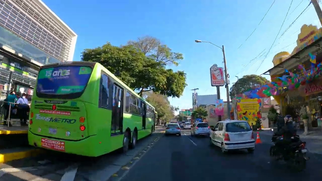 Conduciendo por la ciudad de Guatemala. 2022.  7a. avenida, zona 9.