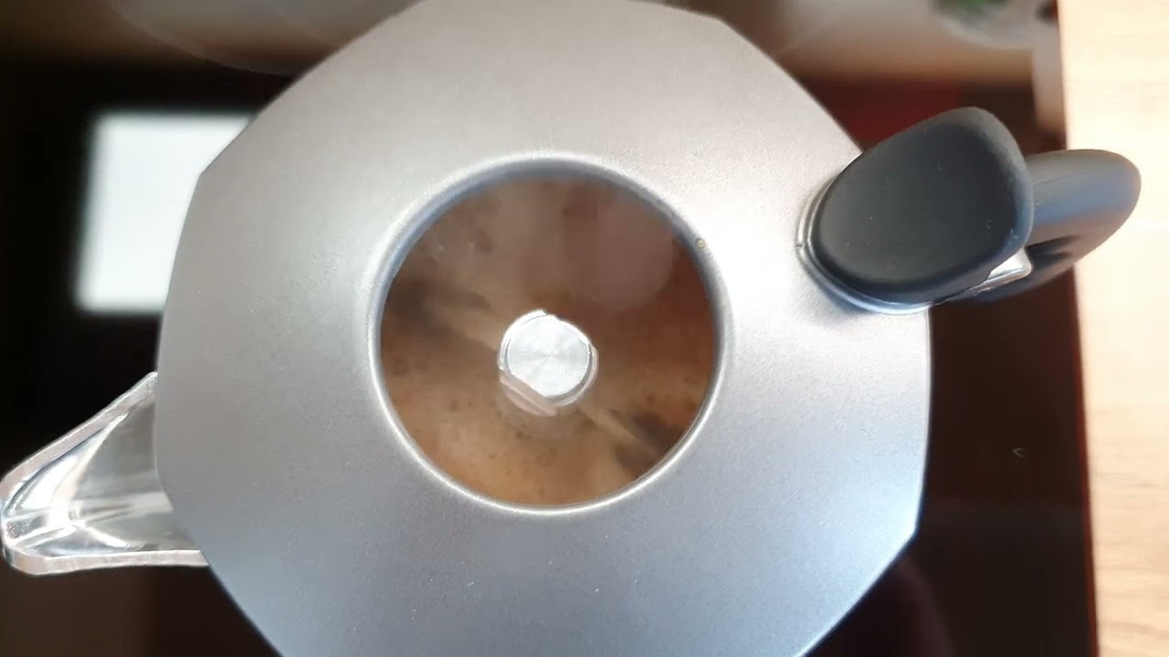 Parzenie kawy w kawiarce Bialetti Brikka Induction