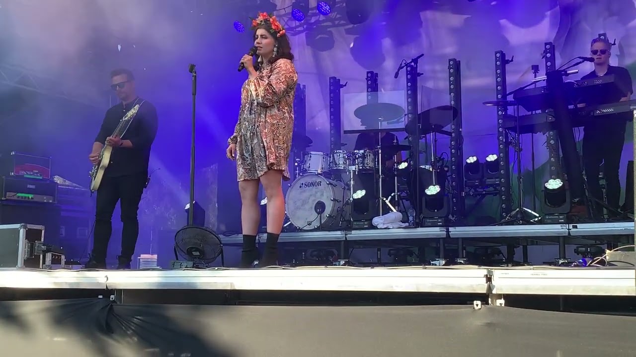 Suvi Ter&auml;sniska Hento kuiskaus @Tangomarkkinat, 7.7.2022