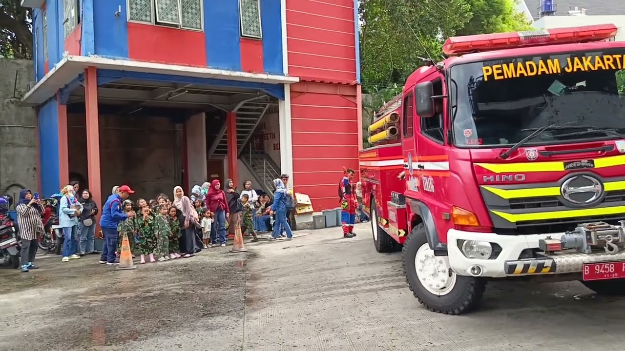 Naik mobil damkar kemang