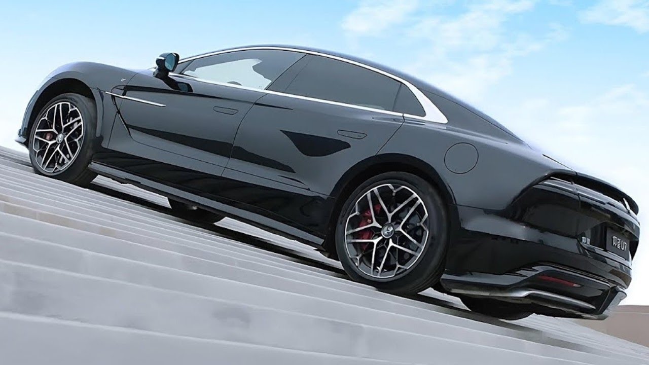 Este COCHE CHINO humilla a Tesla, BMW y Mercedes por MENOS de 100.000€ | YangWang U7
