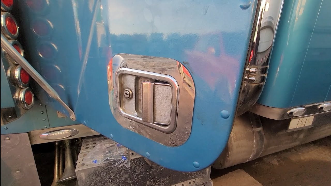 FREIGHTLINER DOOR HANDLE REPLACEMENT #freightlinerclassic #fld