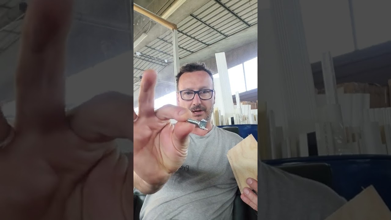 Come si posa o fissa un battiscopa o zoccolino al muro