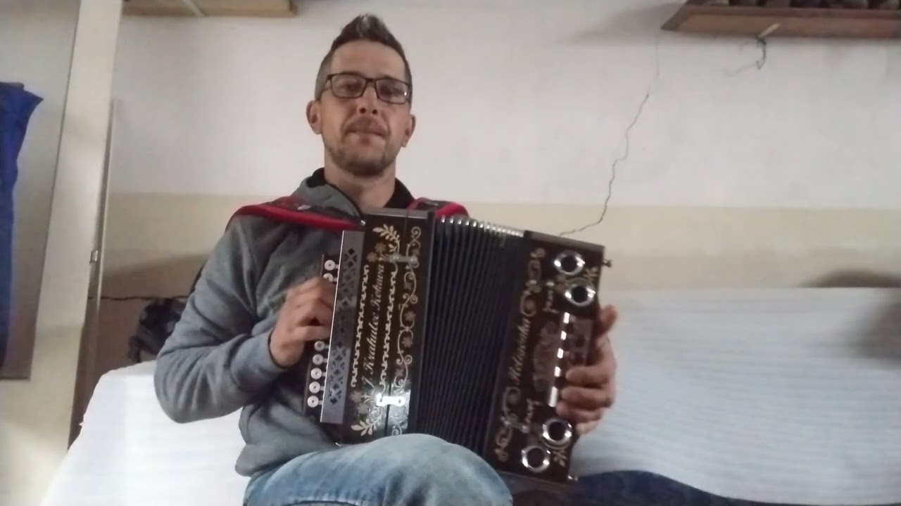 Janíčko trávu seče.....