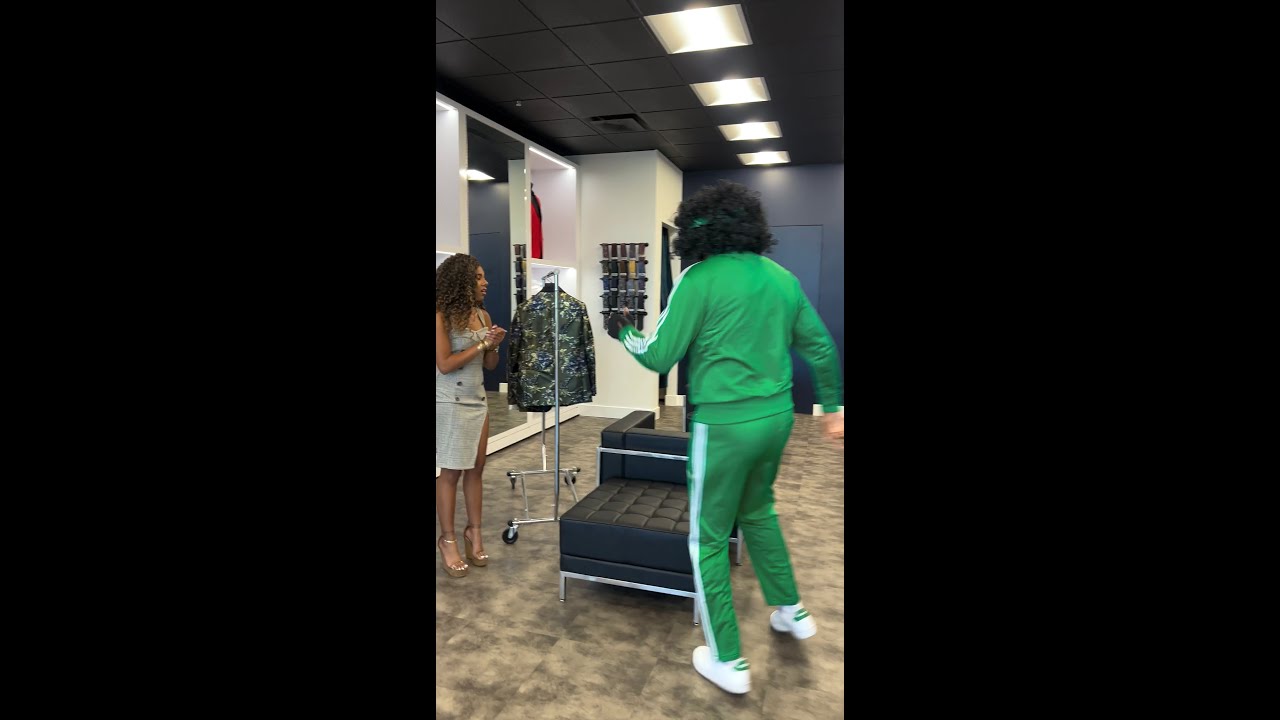 EMBARRASSING MY DAUGHTER AT HER JOB 😜🤣🕺🏽 #shorts