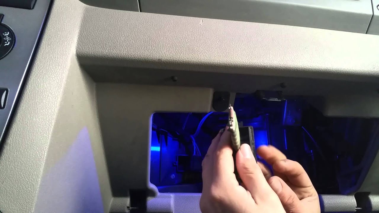Jeep Commander XK Blower Motor Resistor Removal