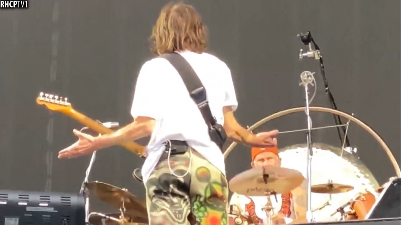 Flea And Chad Started Playing Without John Frusciante, And He Was Like: &ldquo;Guys, I&rsquo;ll Play Too! 🤨🫠&rdquo;