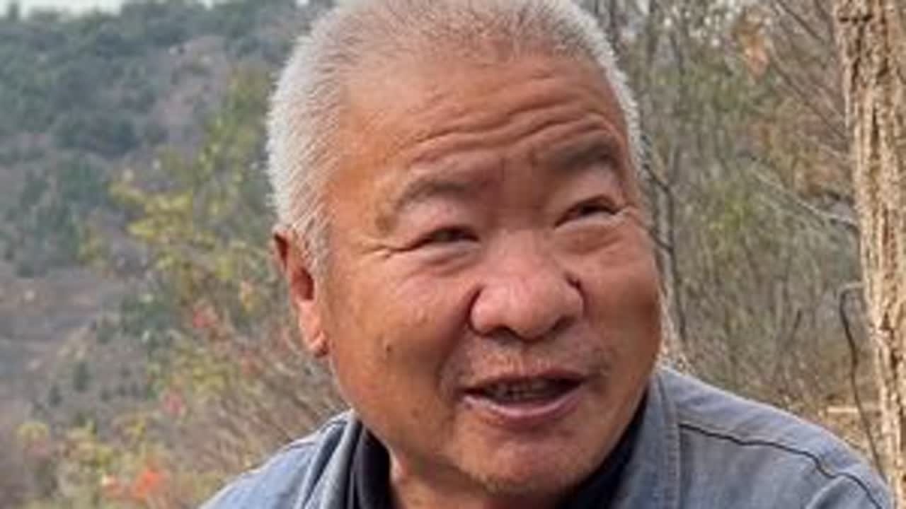 大山顶上遇到一位护林大爷，快乐而又平凡的一天#下乡理发 #传递善良传递爱 #纪录真实生活 #勤劳的农村人
