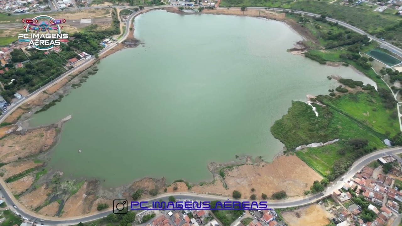Lagoa Das Bateias com uma cor verde incrível.