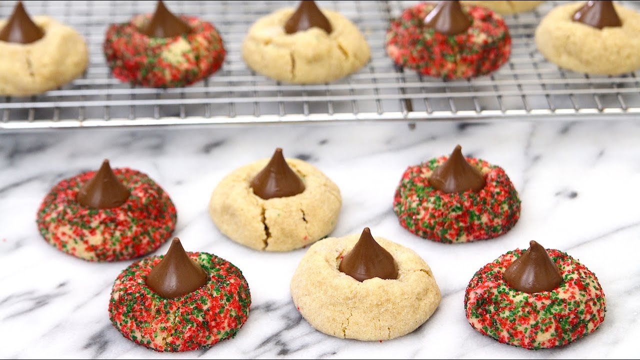 PEANUT BUTTER BLOSSOM CHRISTMAS COOKIES (EASY & DELICIOUS)
