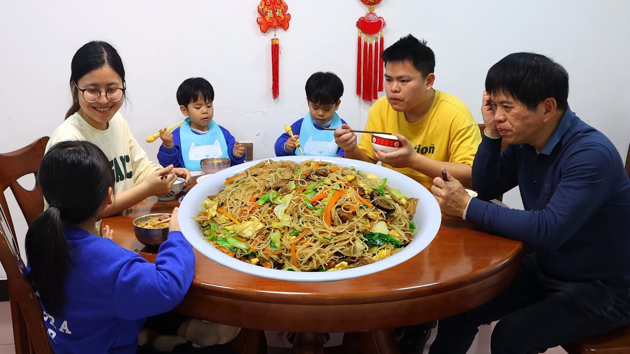 公公給三姐弟做學習桌，中午做炒米粉解解饞，感歎兩兄弟長大了！