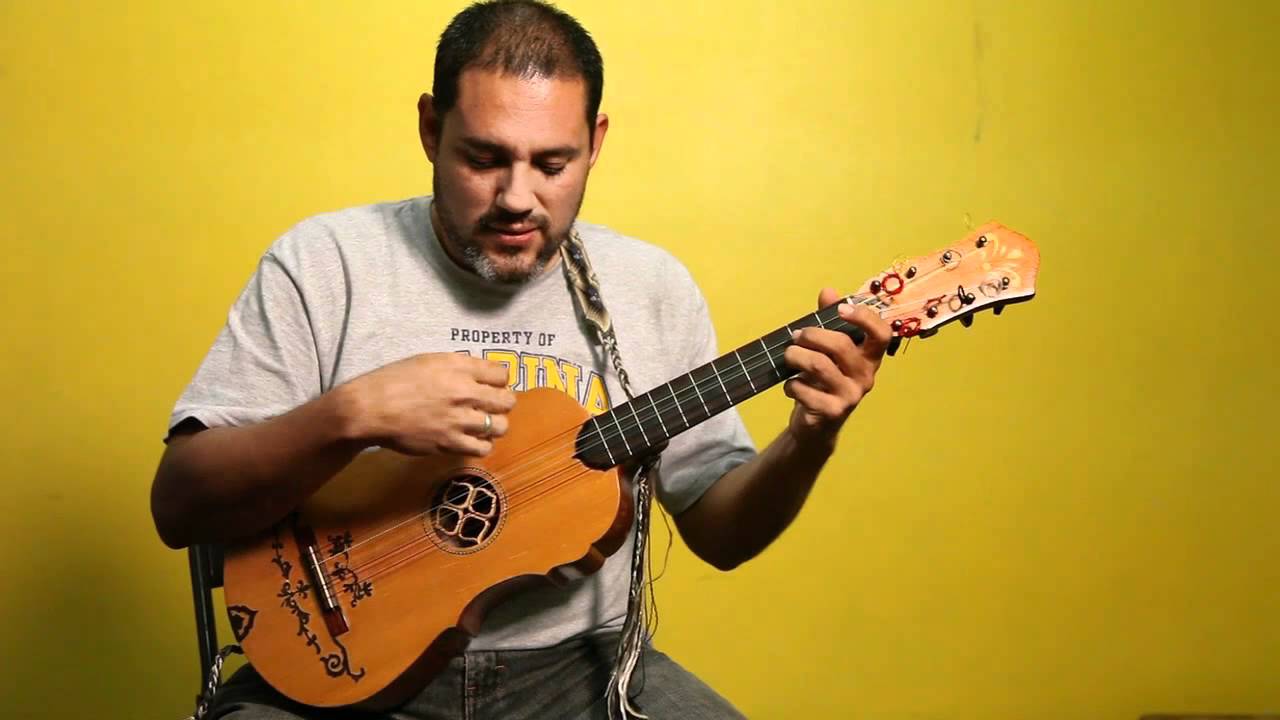 Clase De Jarana Con Andres Flores - 1 de 4