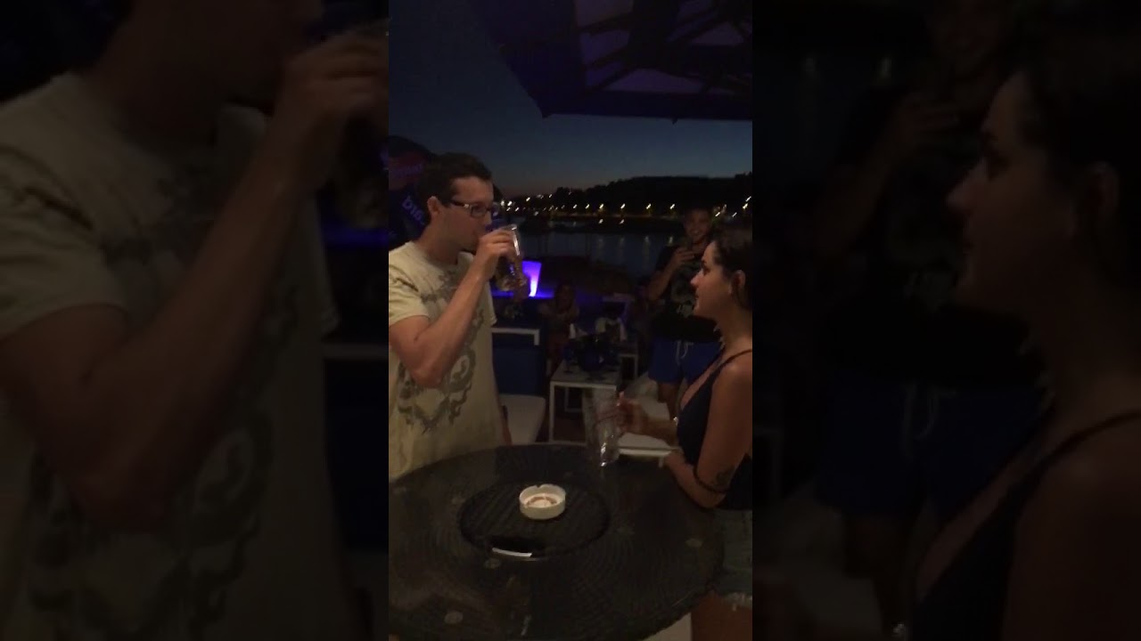 Frau trinkt Bier auf ex 2017