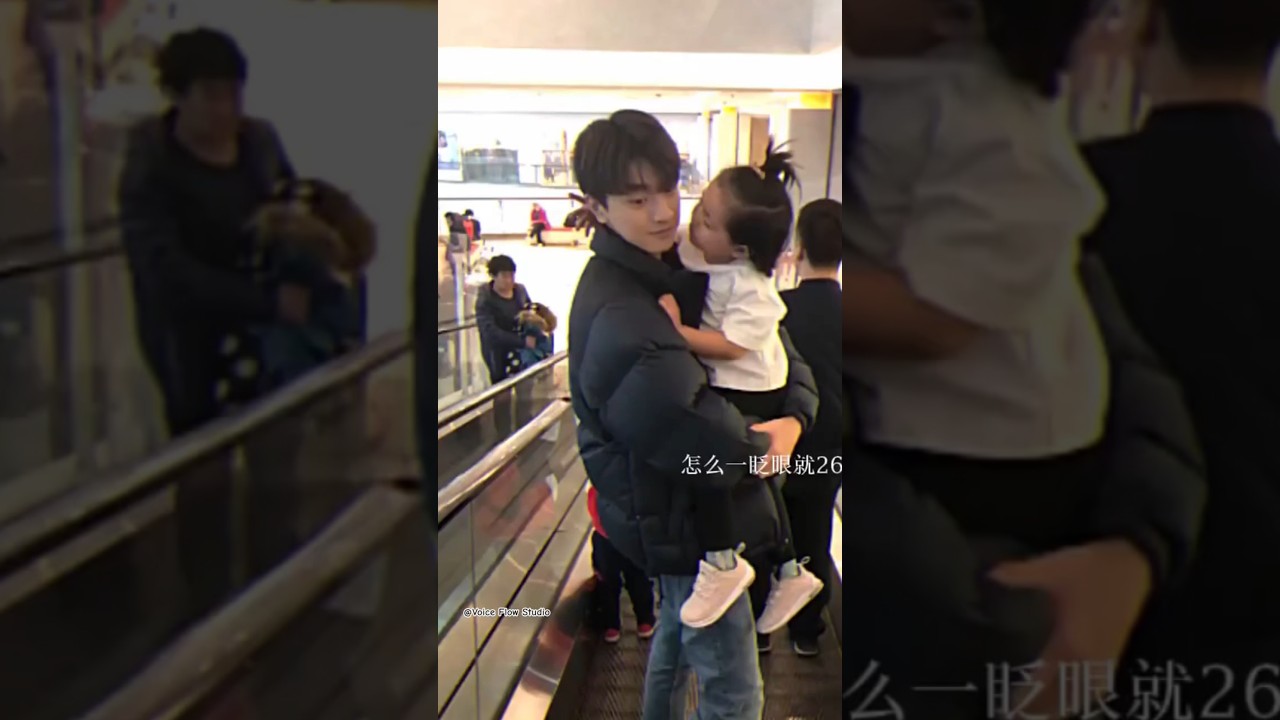 L&iacute;n Yī during the shopping mall carry a cute baby with a beautiful smile #cdrama #smile #shortsfeed
