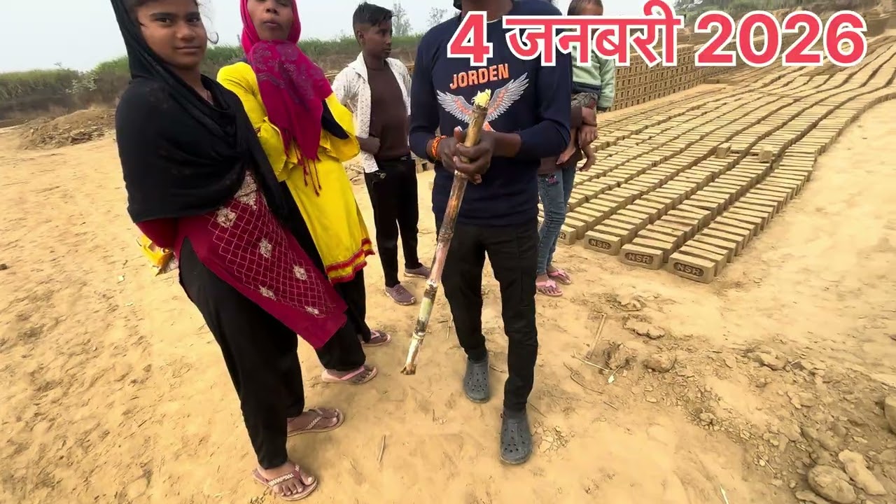 मौसम ख़राब होने के कारण ईंट सूख नहीं पा रही है इसलिए भट्ठे में आग डालने में देरी हो रही है 