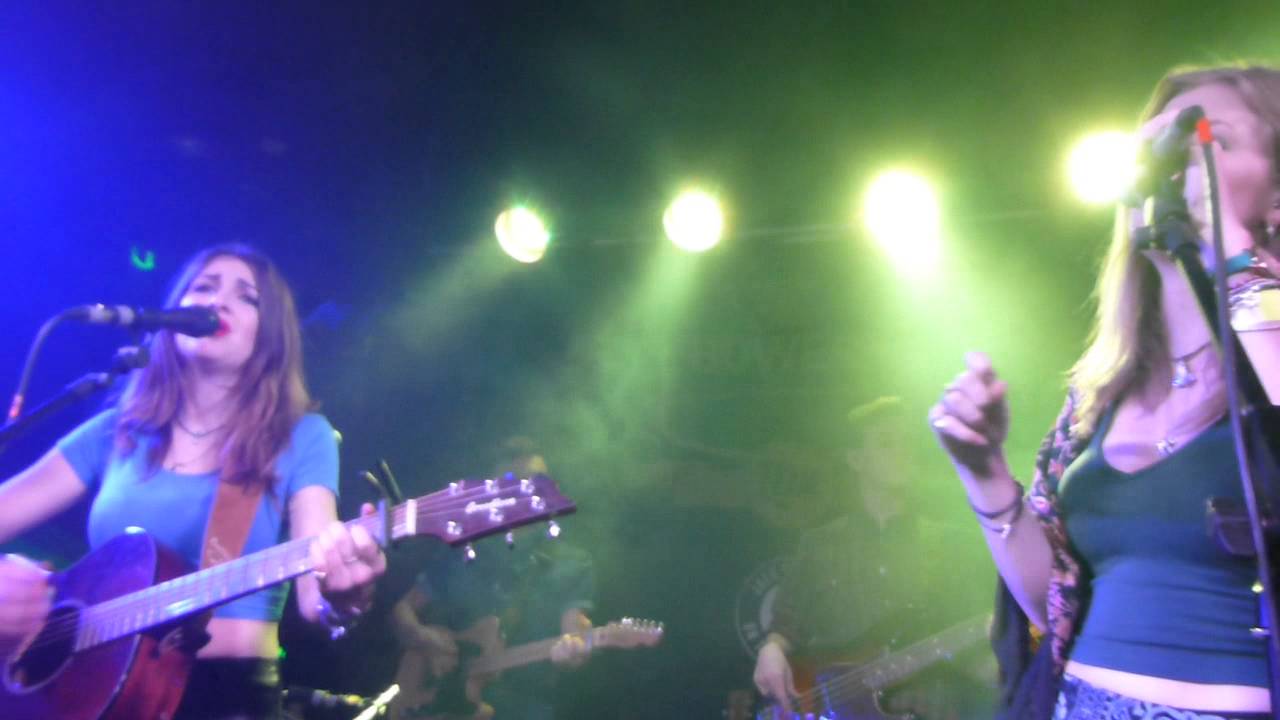 Ward Thomas - Sweet Caroline (Neil Diamond Cover) (HD) - The Bowery District, Reading - 27.03.15