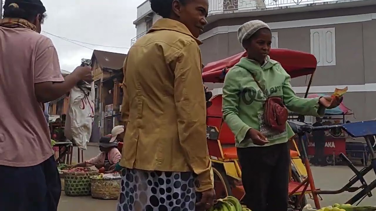 Antsenakely by ZAODAHY Market to Ambavahadimangatsiaka - Walking streets view of Antsirabe Mada