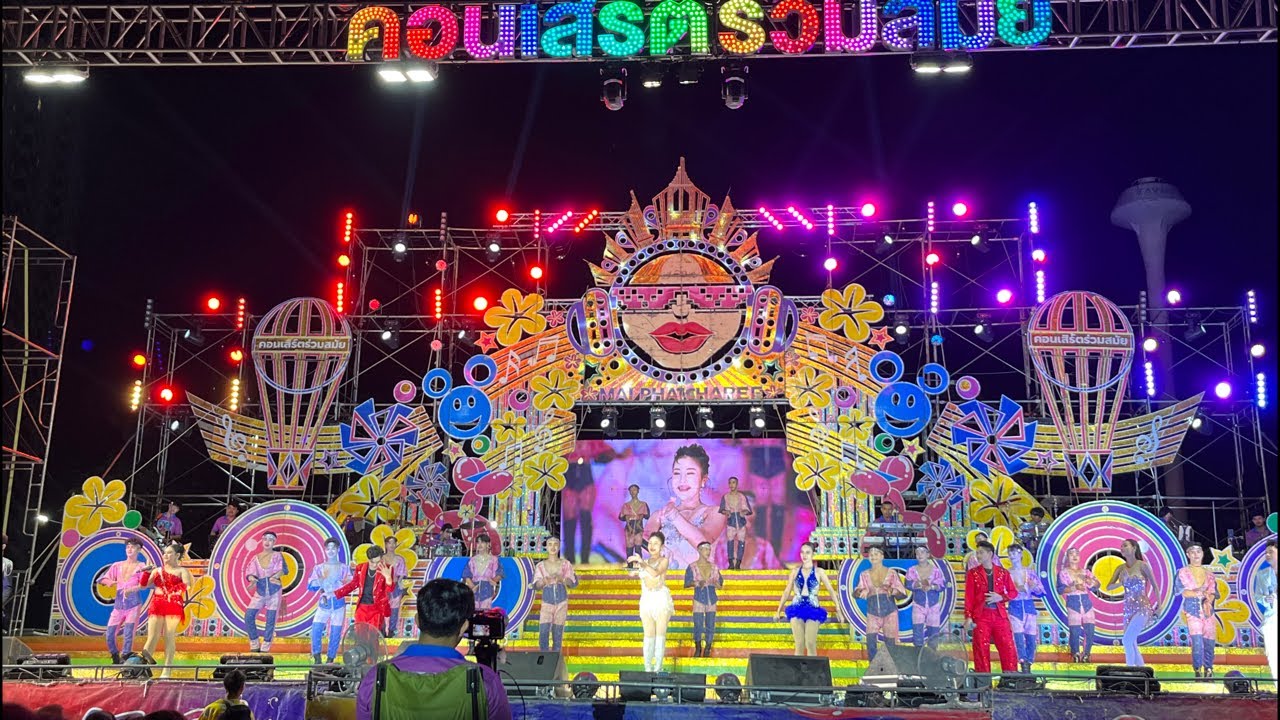 พาเพลิน บันเทิงศิลป์ กำลังถ่ายทอดสดหมอลำร่วมสมัยใหม่ พัชรี สดจากลานจอดรถตะวันนา บางกะปิ  E3