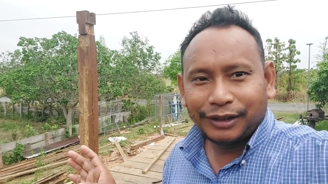 ផ្ទះចាស់បាក់បែកអស់ហើយនៅពេលរុះរើយកឈើបានវិញខ្លះ