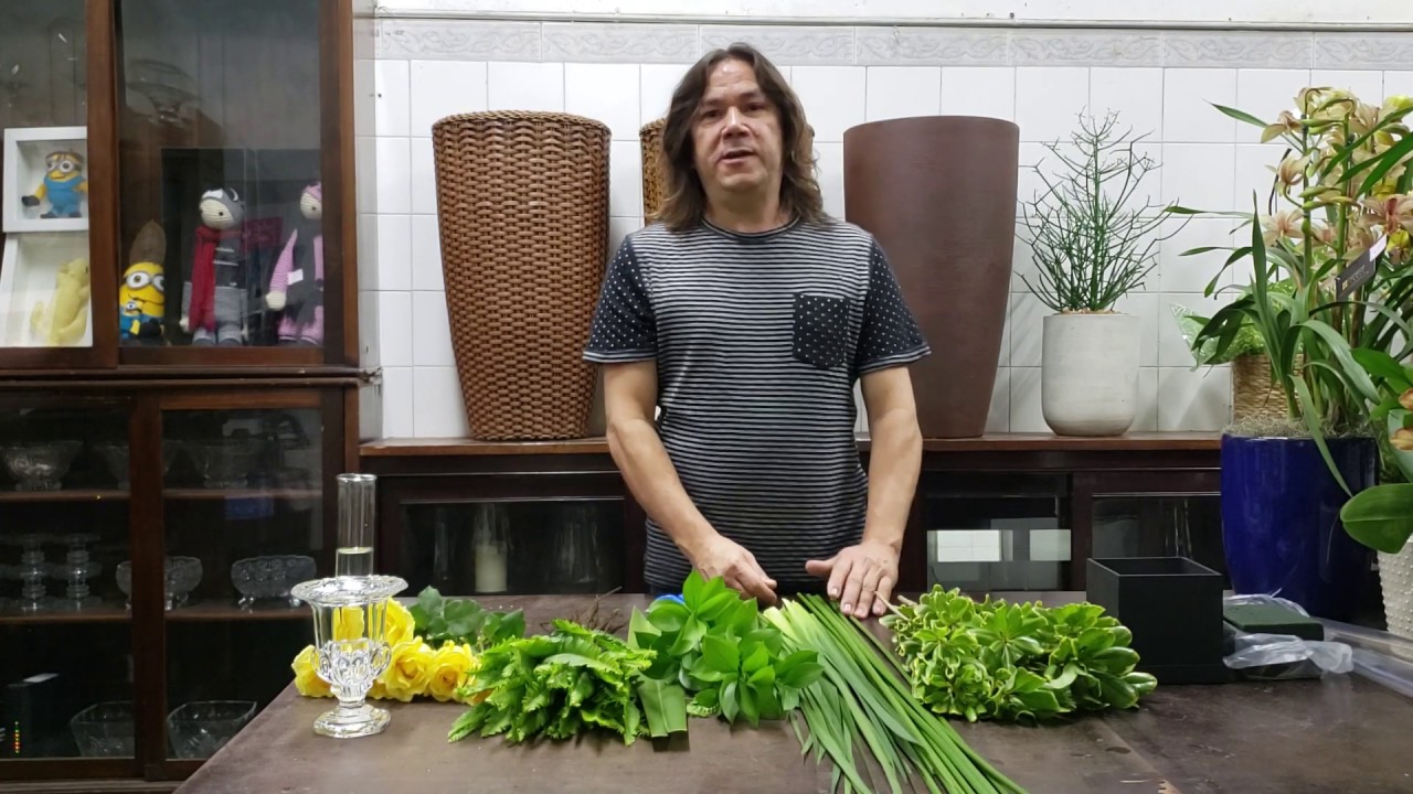 Aprenda como elaborar um lindo arranjo floral para presentear ou eventos corporativos