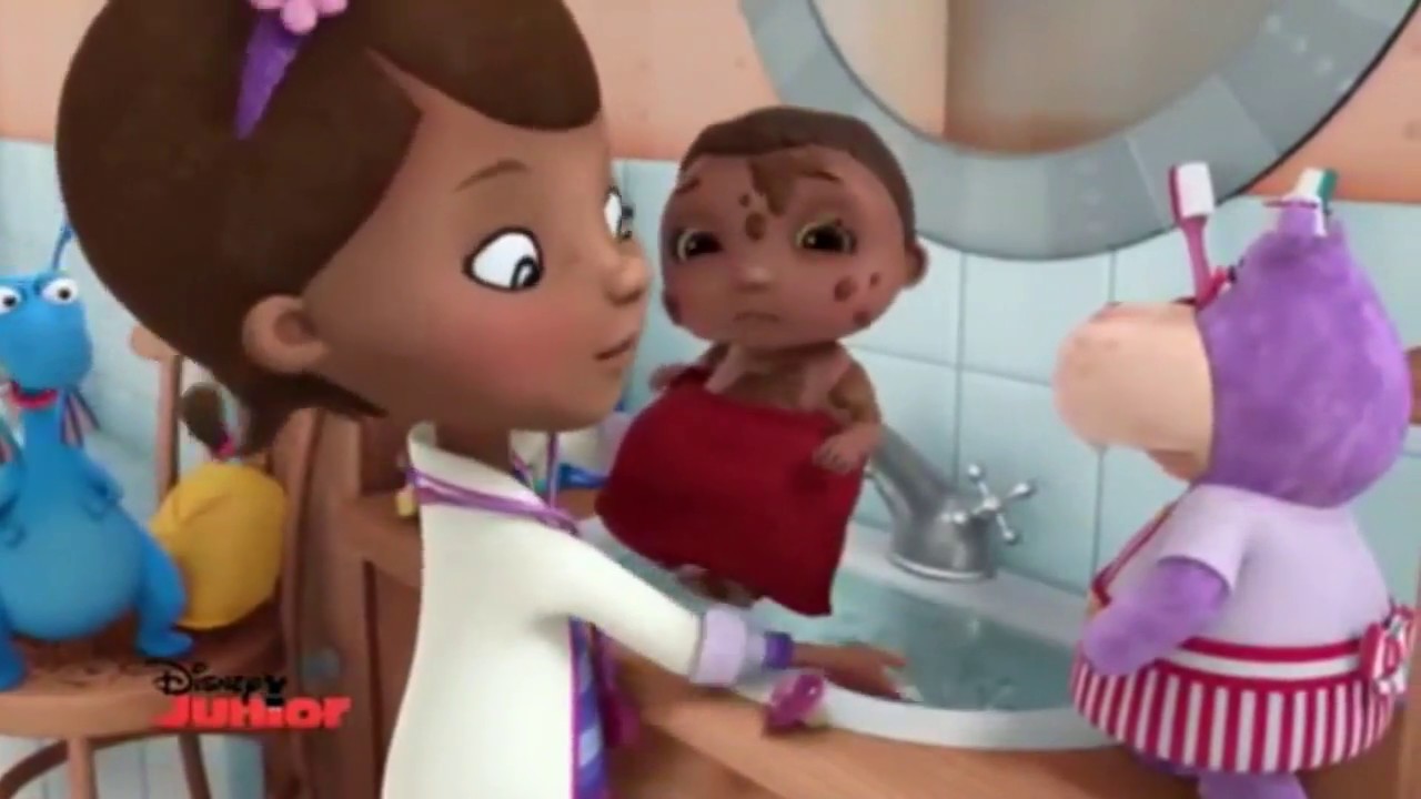 El Primer baño de Dede - La doctora Juguetes y Su Hospital en Español