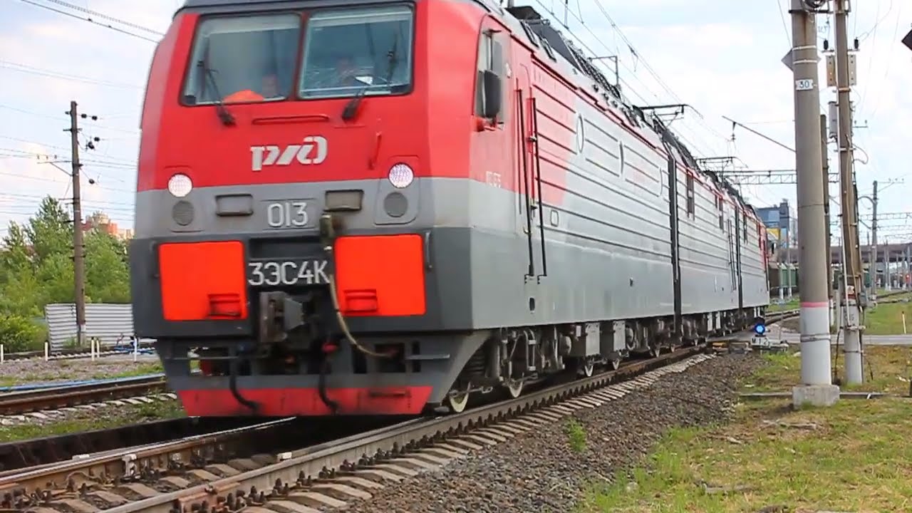3ЭС4К-013 (РЖД/Окт, ТЧ-21 Волховстрой) с грузовым поездом выходит на Южное полукольцо СПб-узла