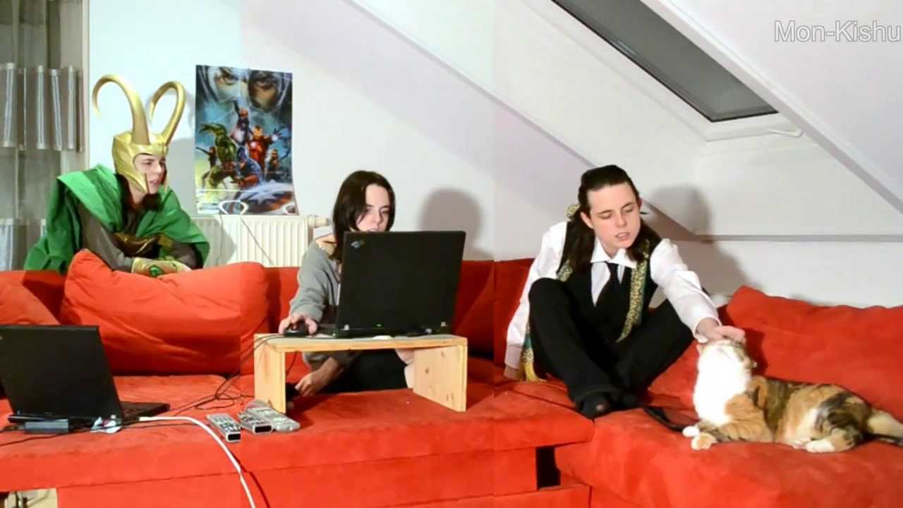 Loki Cosplay (Marvel) Christmas Special - Door #2 - meet family and child
