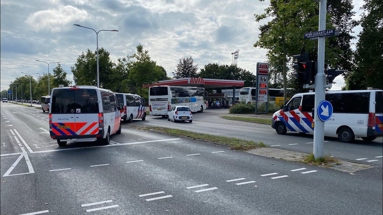 Veel politie bij aankomst supportersbussen PEC Zwolle voor aanvang IJsselderby tegen Go Ahead Eagles