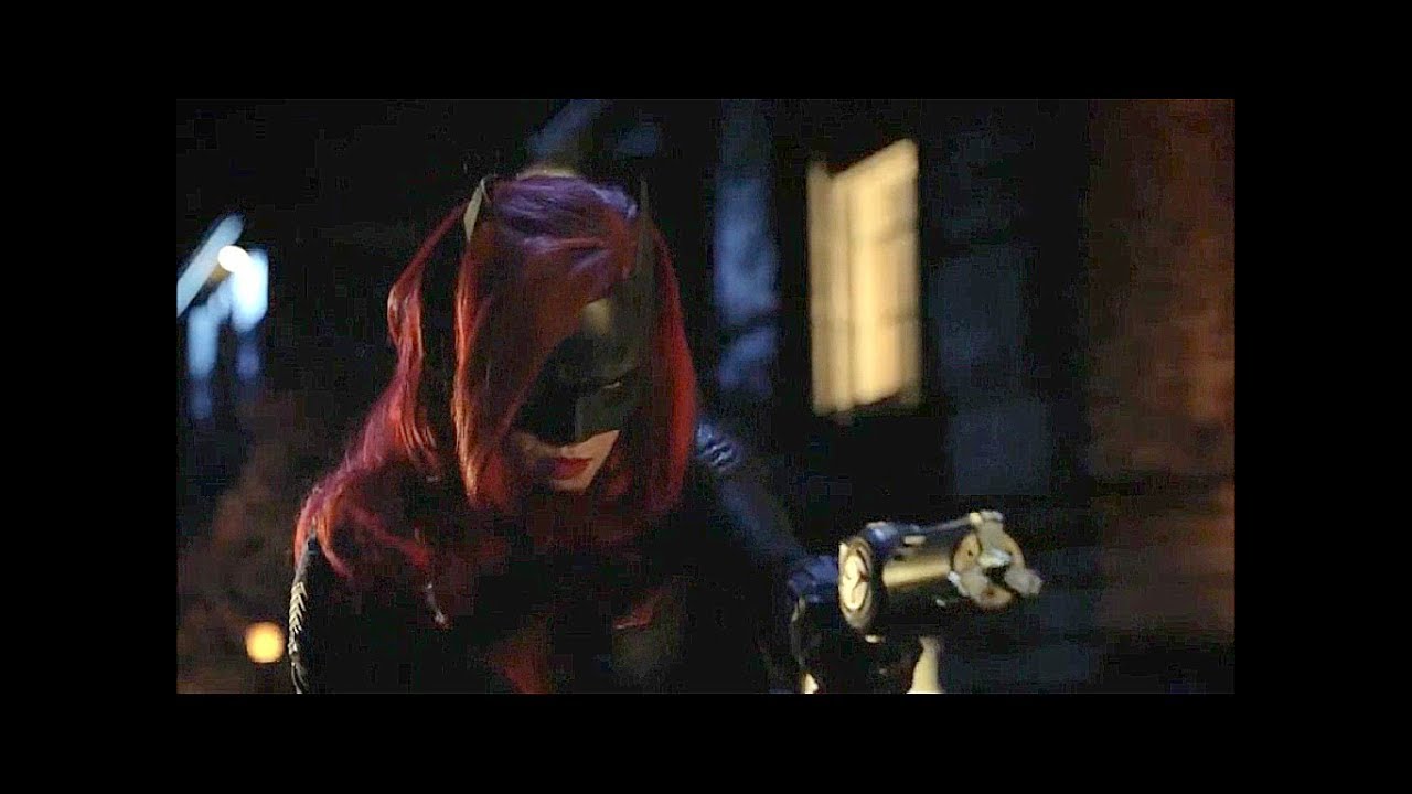 Pelea en el Manicomio Arkham (Parte 1) | Batwoman salva a Barry - ARROW 7X09 (Latino)