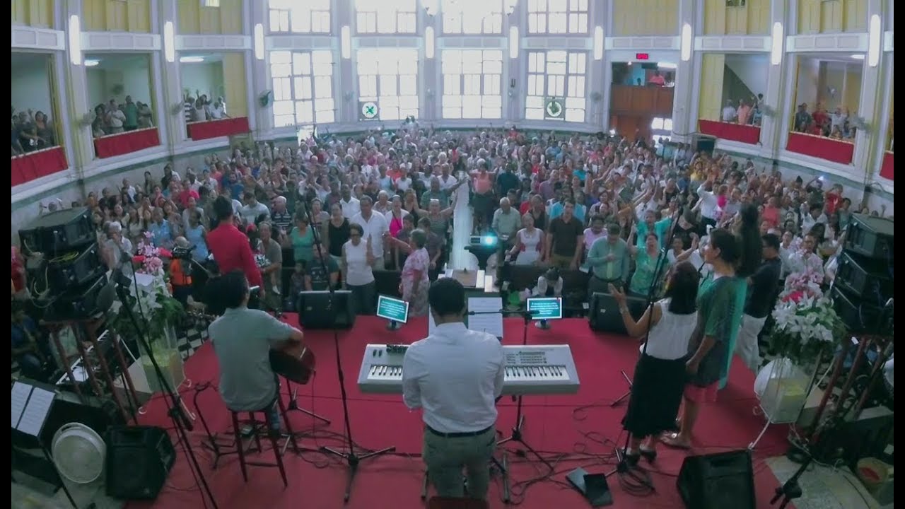 El grupo de Alabanza comenzó a tocar este Himno, y esto fue lo que pasó...