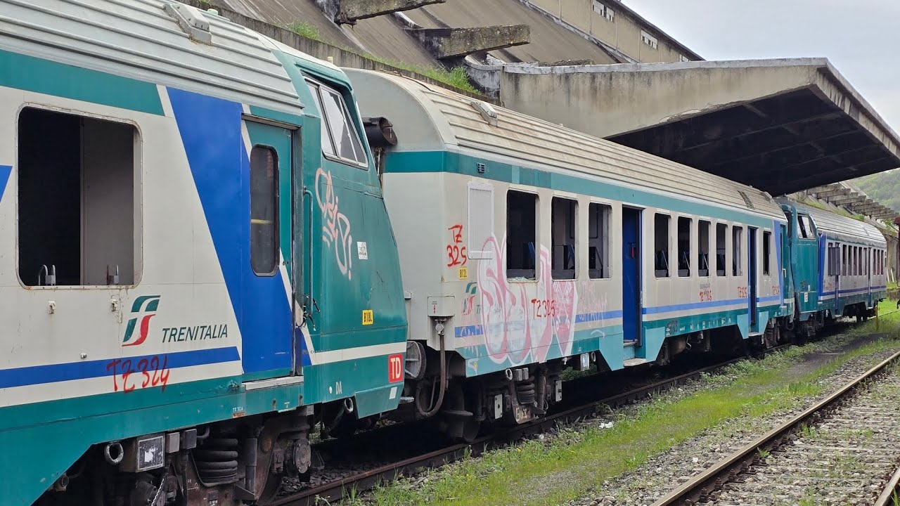 Treni in attesa di demolizione a San Giuseppe di cairo