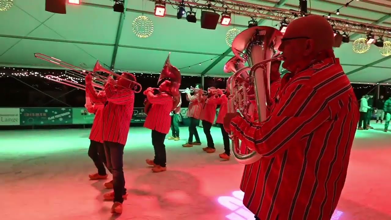 Kleintje Pils en Jeffrey Parmentier traden op bij benefiet voor het WAKZ.  www.leidseglibber.nl