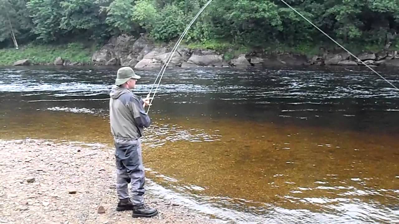 Torvid Øksendal lander sesongens første laks i Mandalselva 09.07.11