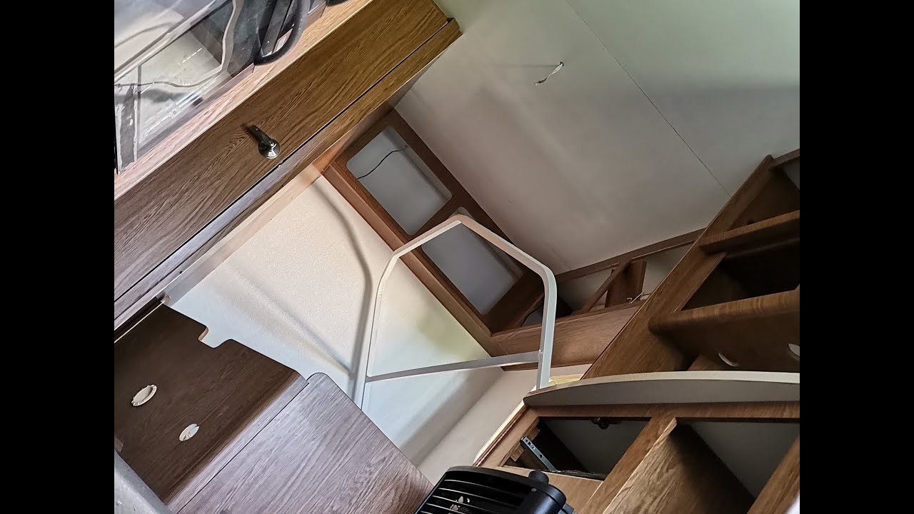 Skręcanie przyczepy kempingowej, sprawdzanie co działa a co nie. Mało roboty dużo gadania.