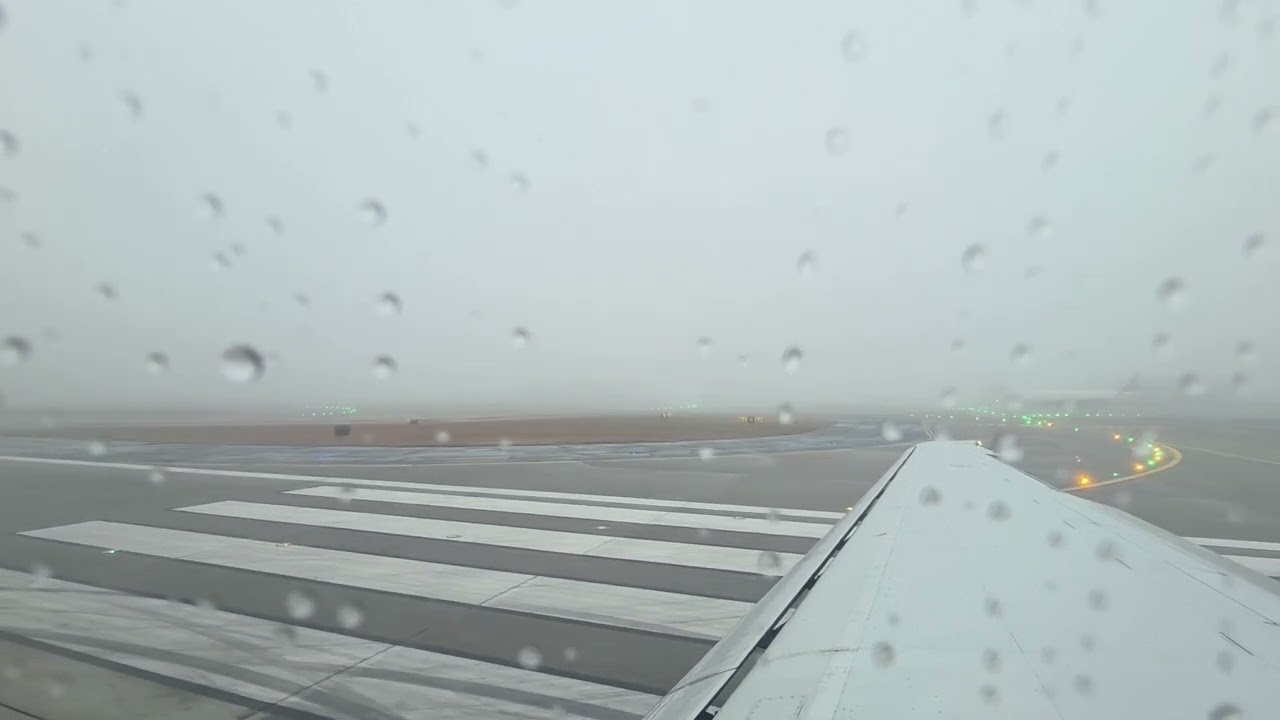 Boeing 717 Foggy Taxiing and Takeoff + Daytime Approach and Landing