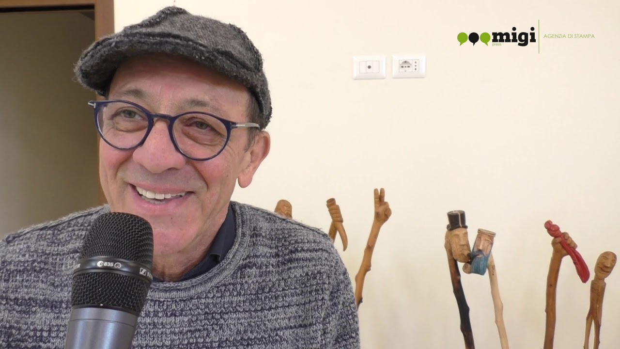 Damiano Sabatino l'artigiano che intacca il legno per creare i bastoni
