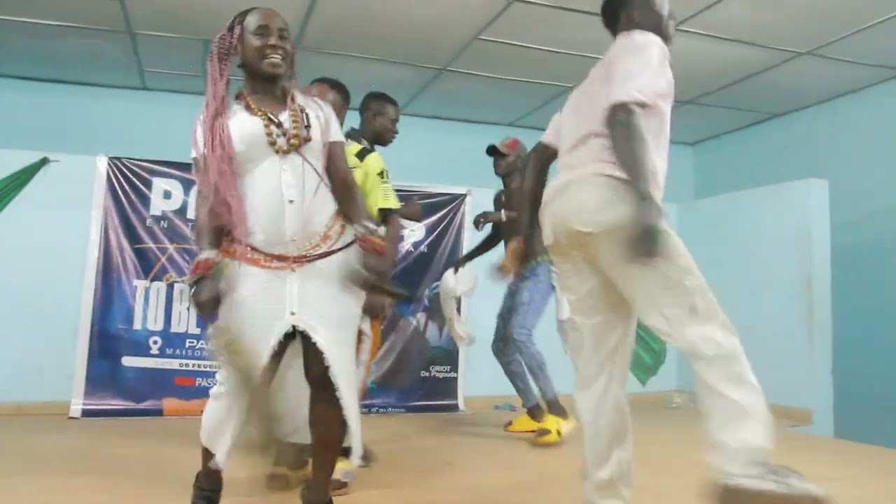 PAPERNOS - TOURNÉE TO BE A MAN - (PAGOUDA) 
