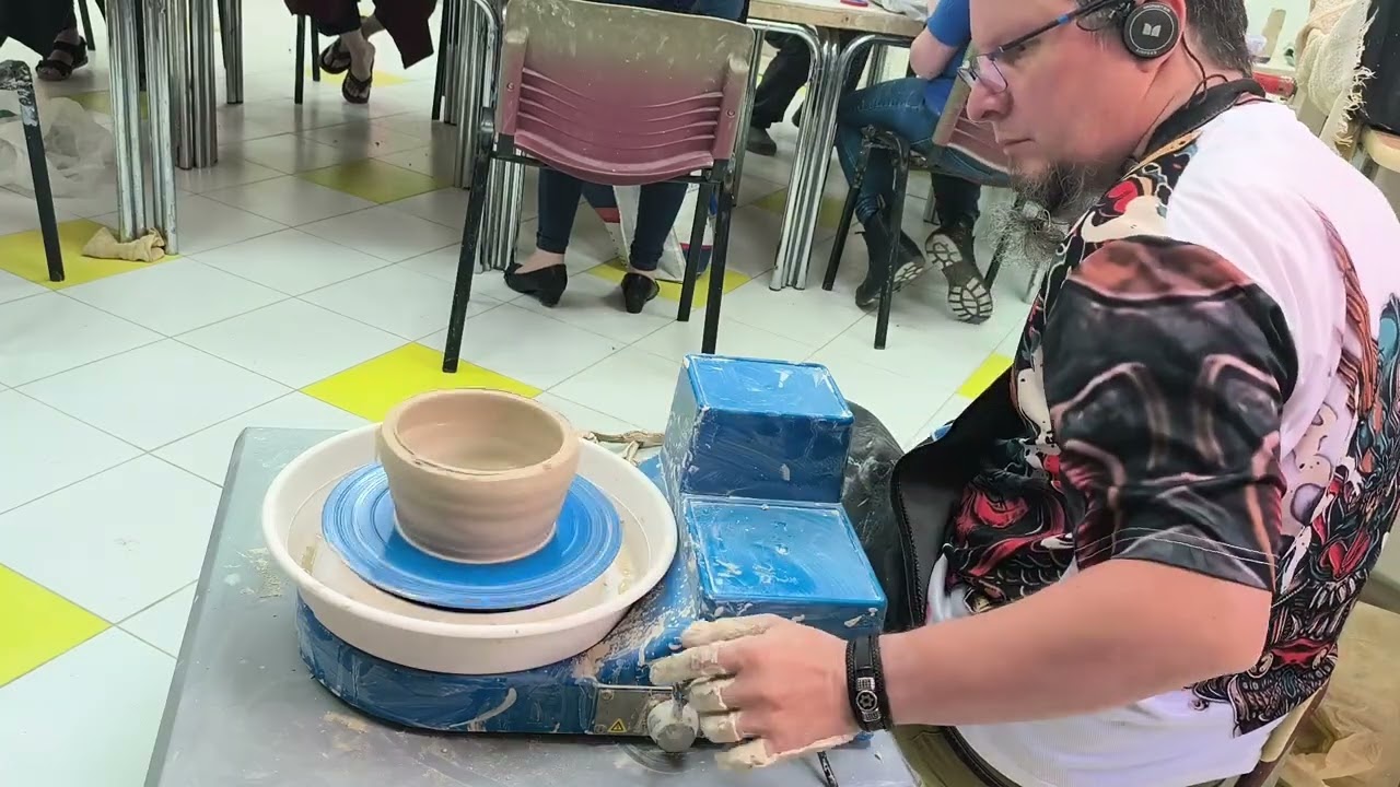 Making pottery with one hand on the wheel Изготовление гончарных изделий одной рукой 19-05-2025