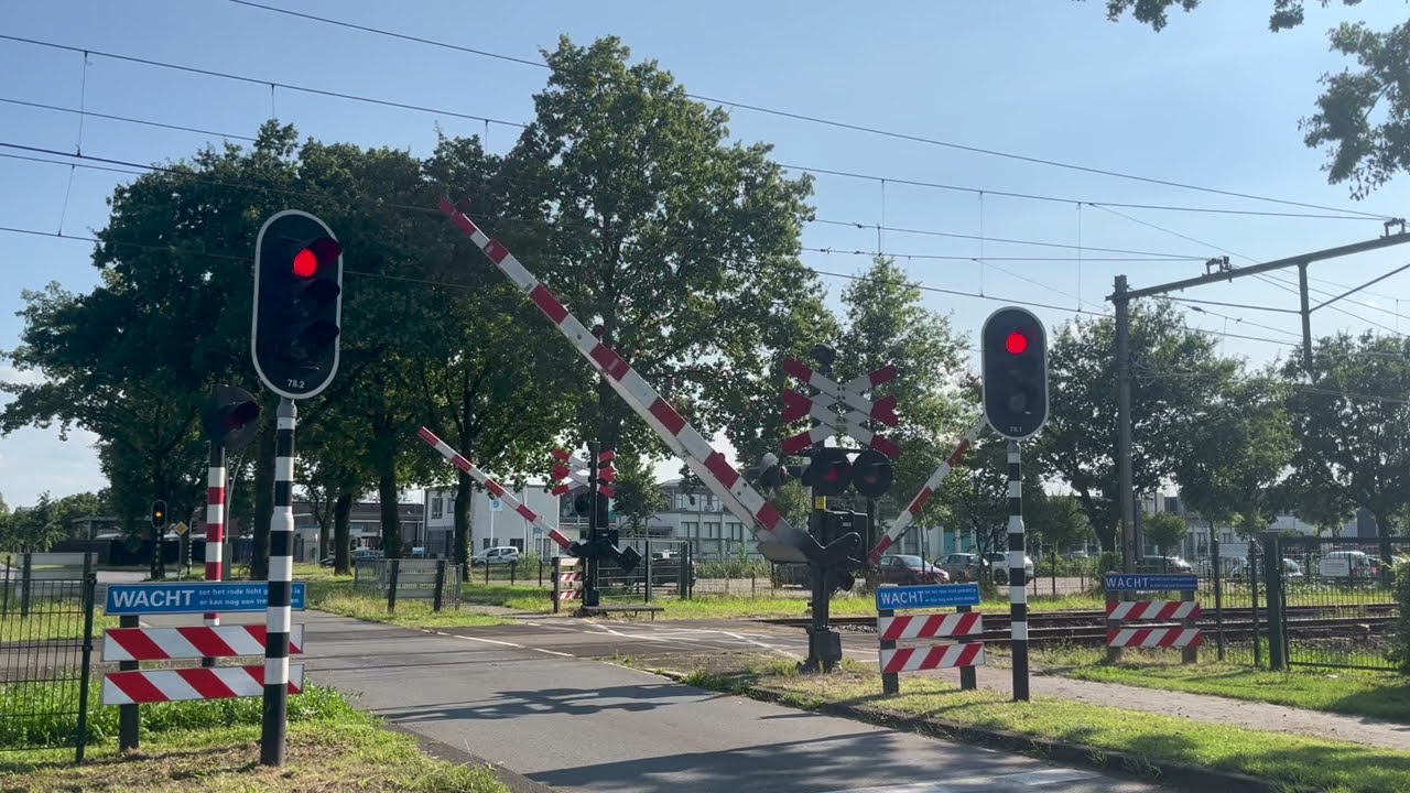 Spoorwegovergang Oss // Dutch Railroad Crossing