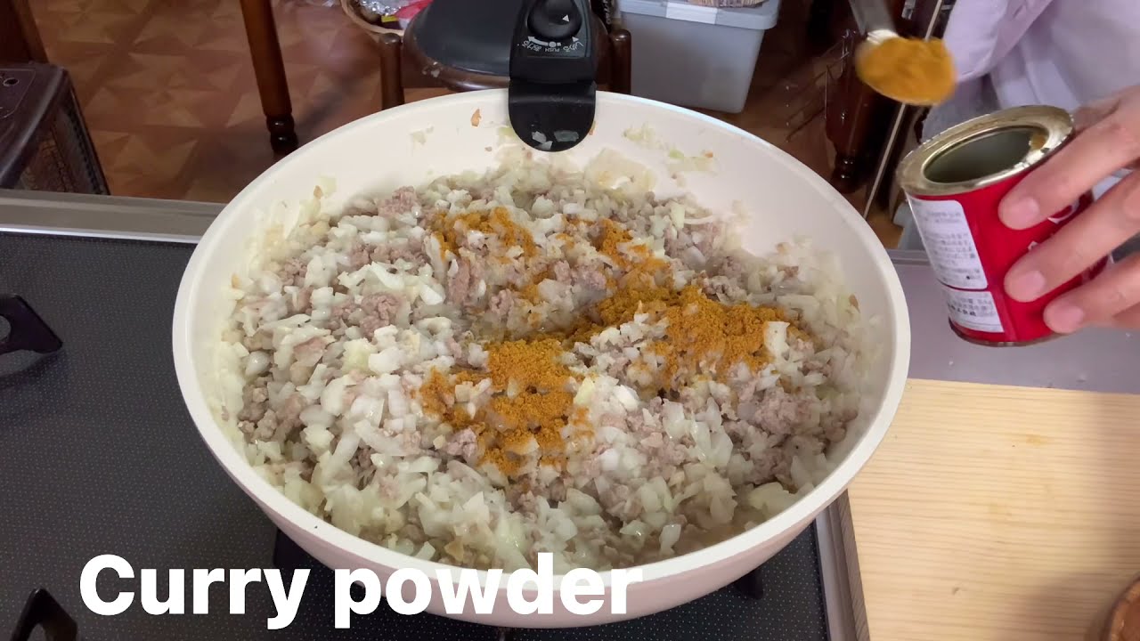 Making dried pork curry with freshly harvested onions(17th)