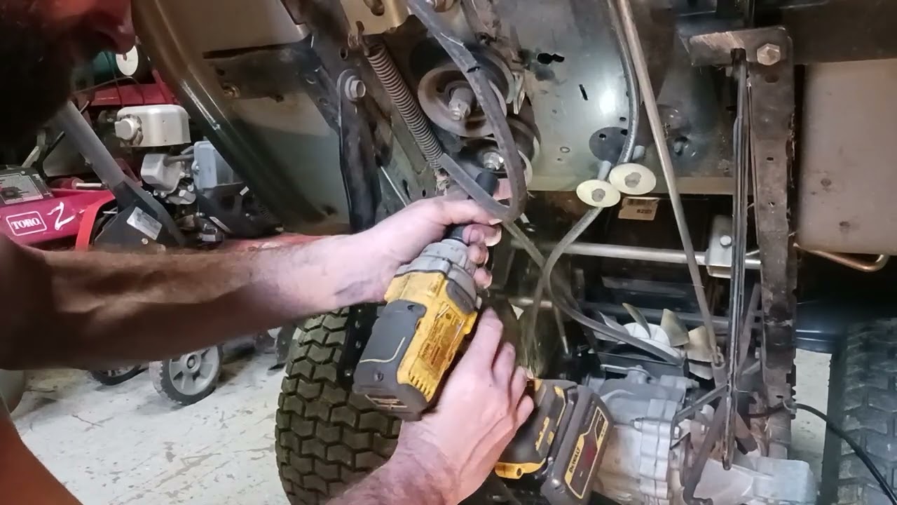 как заменить приводной ремень на газонокосилке Craftsman LT2000 2012 года выпуска