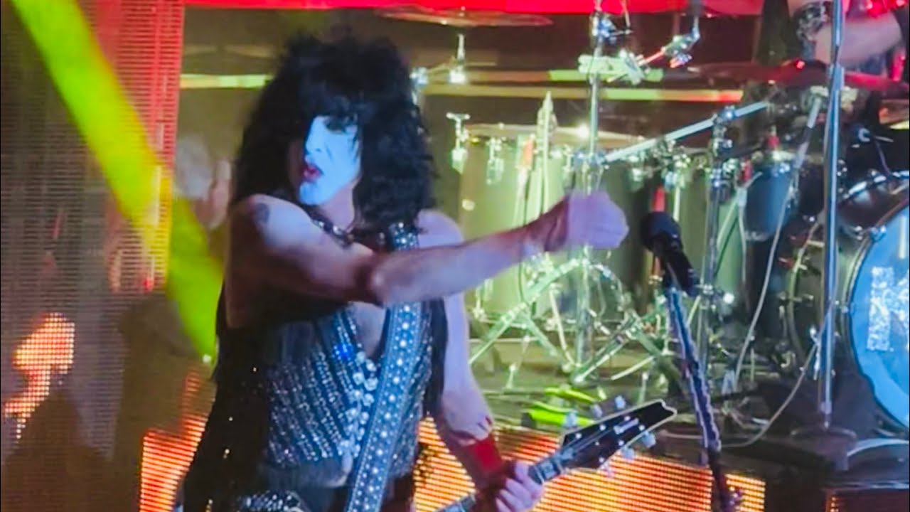 Kiss Perform “Love Gun” Up Close & Personal on Kiss Kruise XI!!